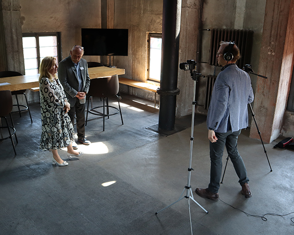 Andrea Galle & Rolf Stuppardt beim Video-Interview mit Kmi-Chefredakteur Sven Preusker | © medhochzwei Verlag